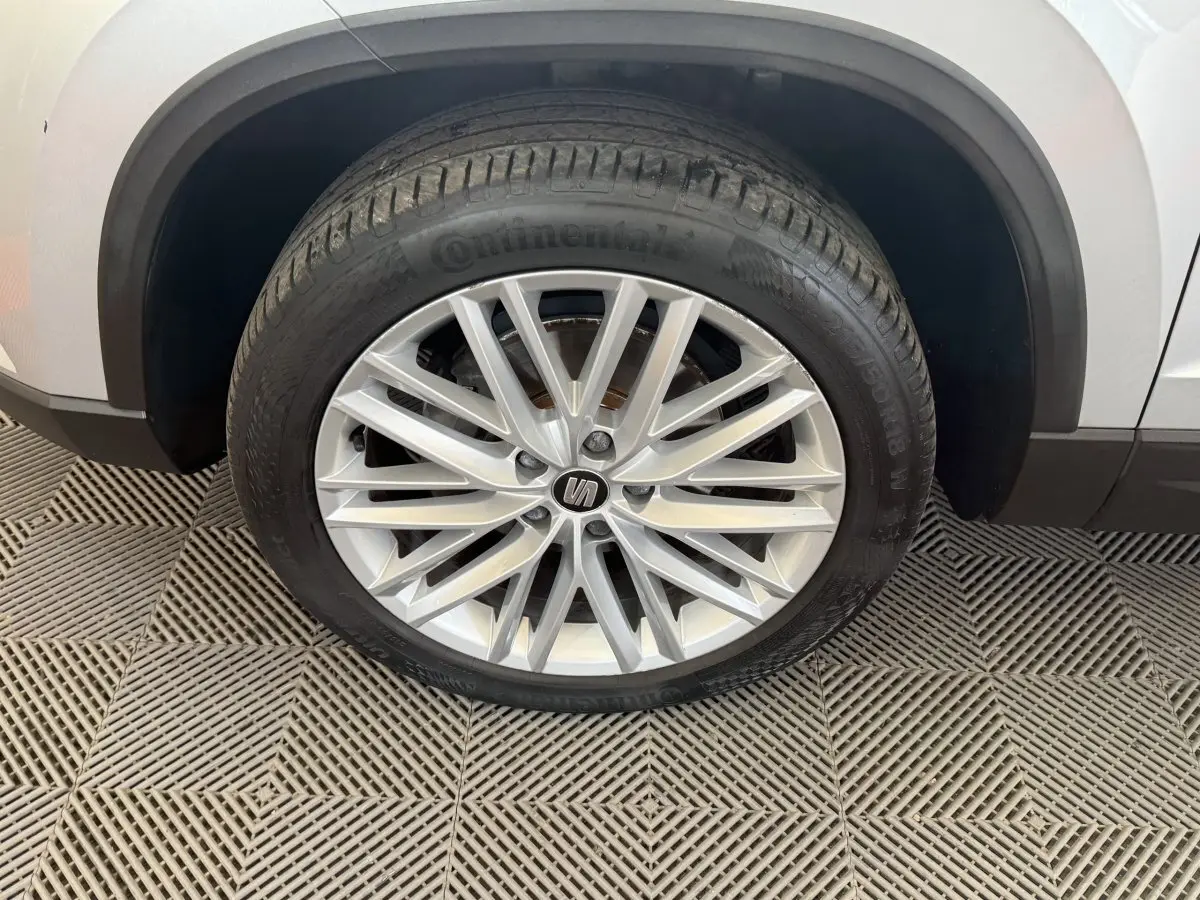 Gros plan sur la roue avant gauche avec jante alliage argentée du SEAT Ateca gris clair 2019