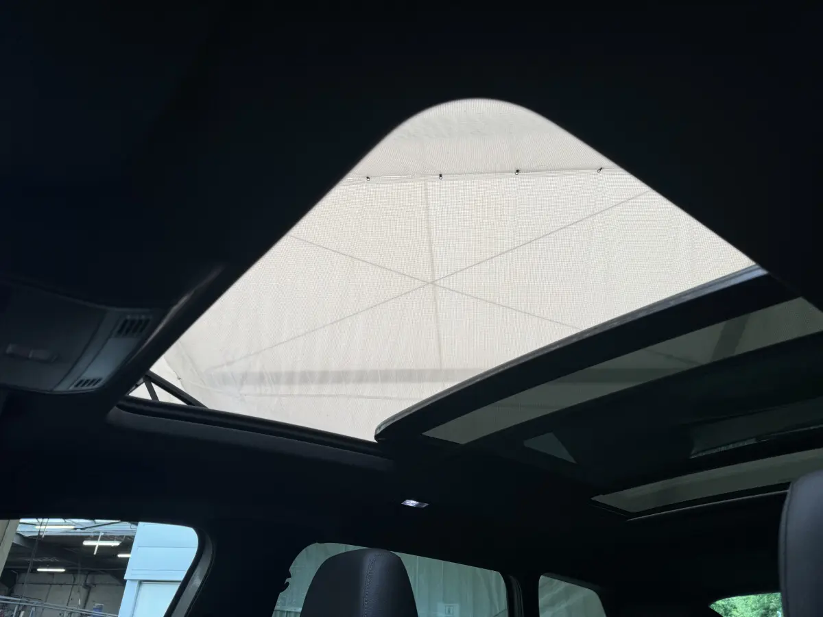 Toit ouvrant panoramique électrique en verre incliné du SEAT Ateca gris clair vu de l'intérieur arrière