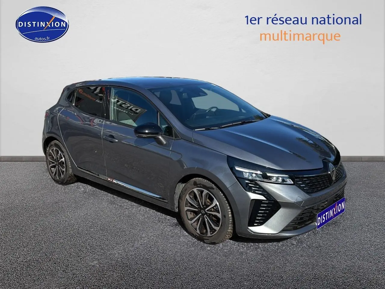 Renault Clio V 1.0 TCe 90 Techno gris pizarra vue 3/4 avant droit avec jantes alliage et calandre chromée.