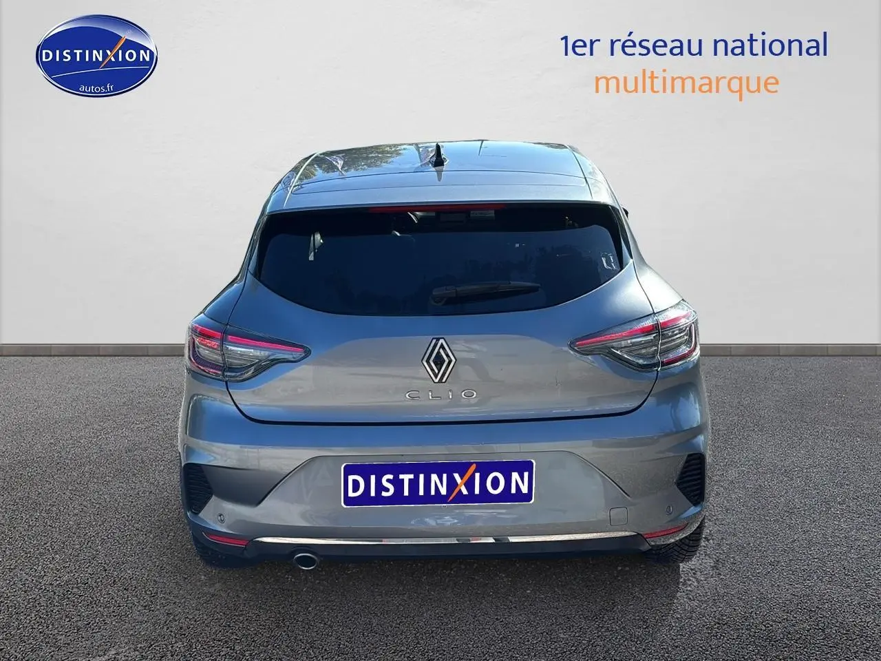 Vue arrière d'une Renault Clio V gris pizarra avec feux LED et pot d'échappement chromé visible.