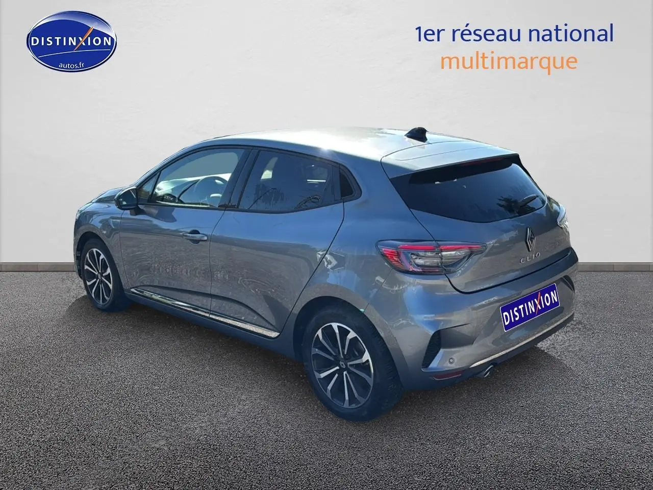 Renault Clio V gris pizarra vue 3/4 arrière droit avec jantes alliage et vitres arrière surteintées.