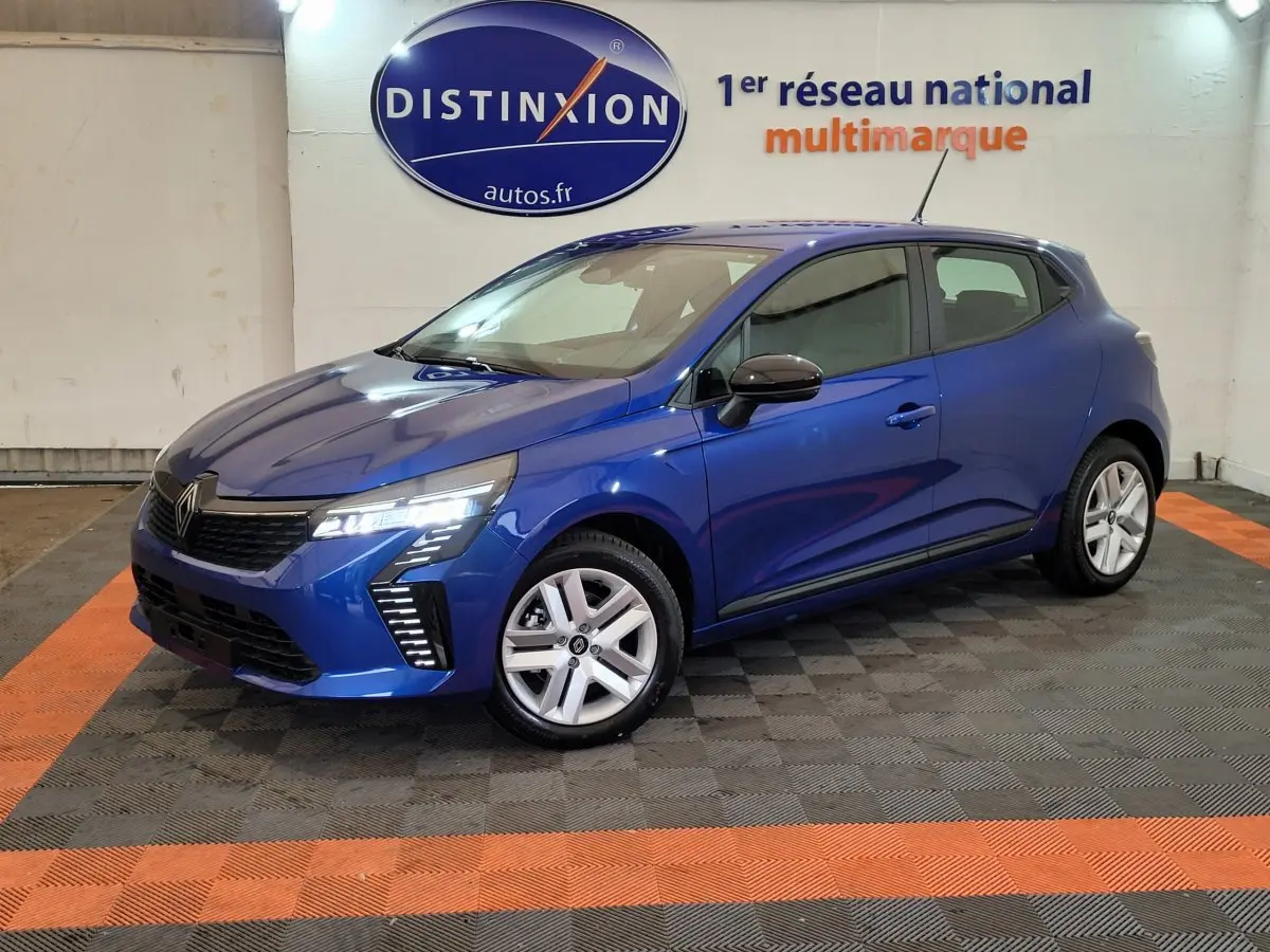 Renault Clio Evolution Blue dCi 100 2025 bleu en 3/4 avant droit avec feux LED et jantes alliage visibles