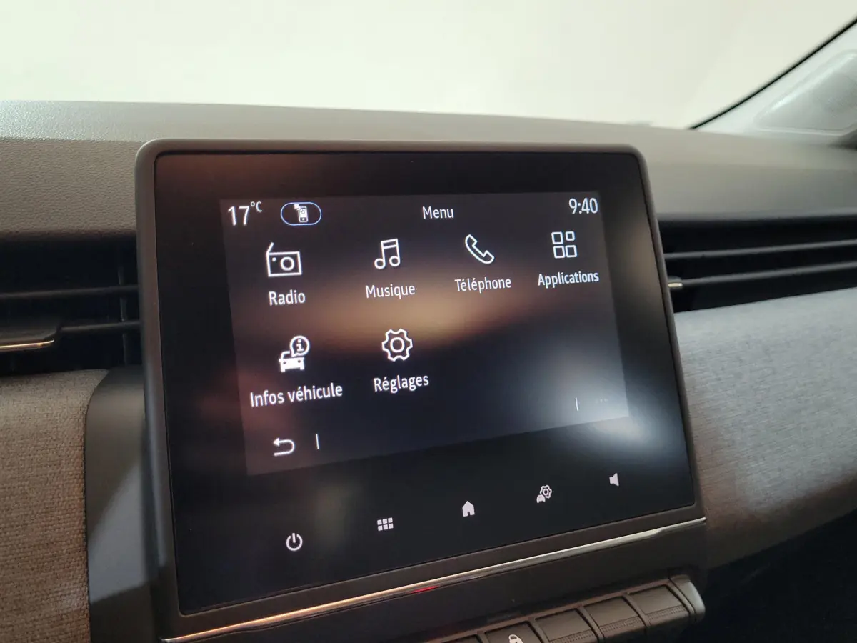 Écran tactile central de 7 pouces affichant le menu multimédia dans l'habitacle d'une Renault Clio bleu 2025.