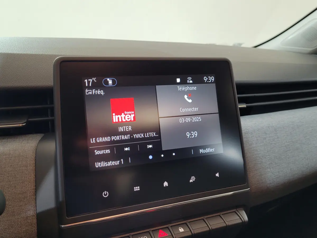 Écran tactile central de la Renault Clio bleu 2025 affichant radio France Inter et connexion téléphone à 9h39.