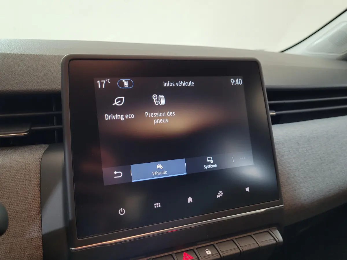 Écran tactile central affichant les infos véhicule dans l’habitacle de la Renault Clio bleu Evolution 2025.