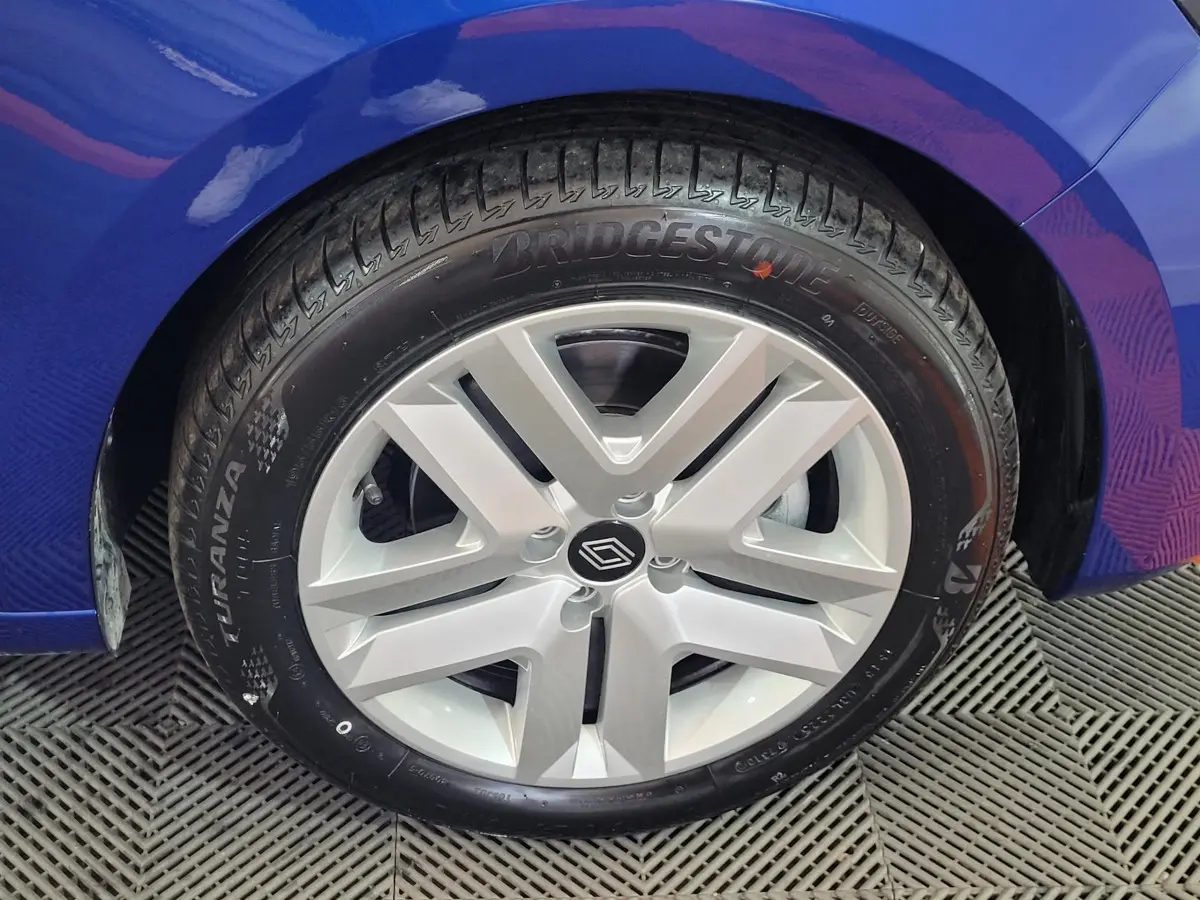 Gros plan sur la roue avant gauche d'une Renault Clio bleu 2025 avec jante alliage et pneu Bridgestone Turanza.