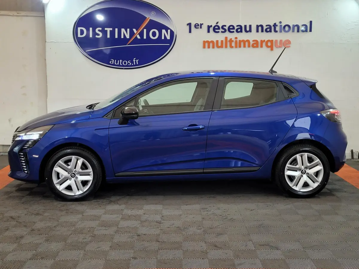Profil droit d'une Renault Clio bleu 2025 Evolution Blue dCi 100, avec jantes alliage et feux LED avant visibles.