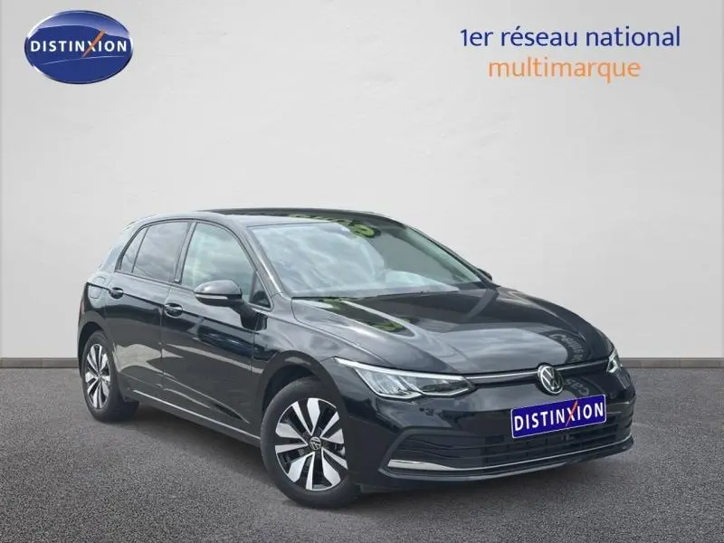 Volkswagen Golf 1.5 eTSI Style noir nacré vue 3/4 avant droit avec jantes alu et phares LED allumés.