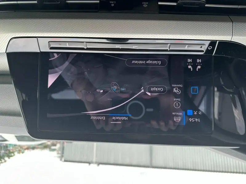 Écran tactile central intérieur de la Volkswagen Golf 1.5 eTSI Style 2024, affichant les réglages de confort.