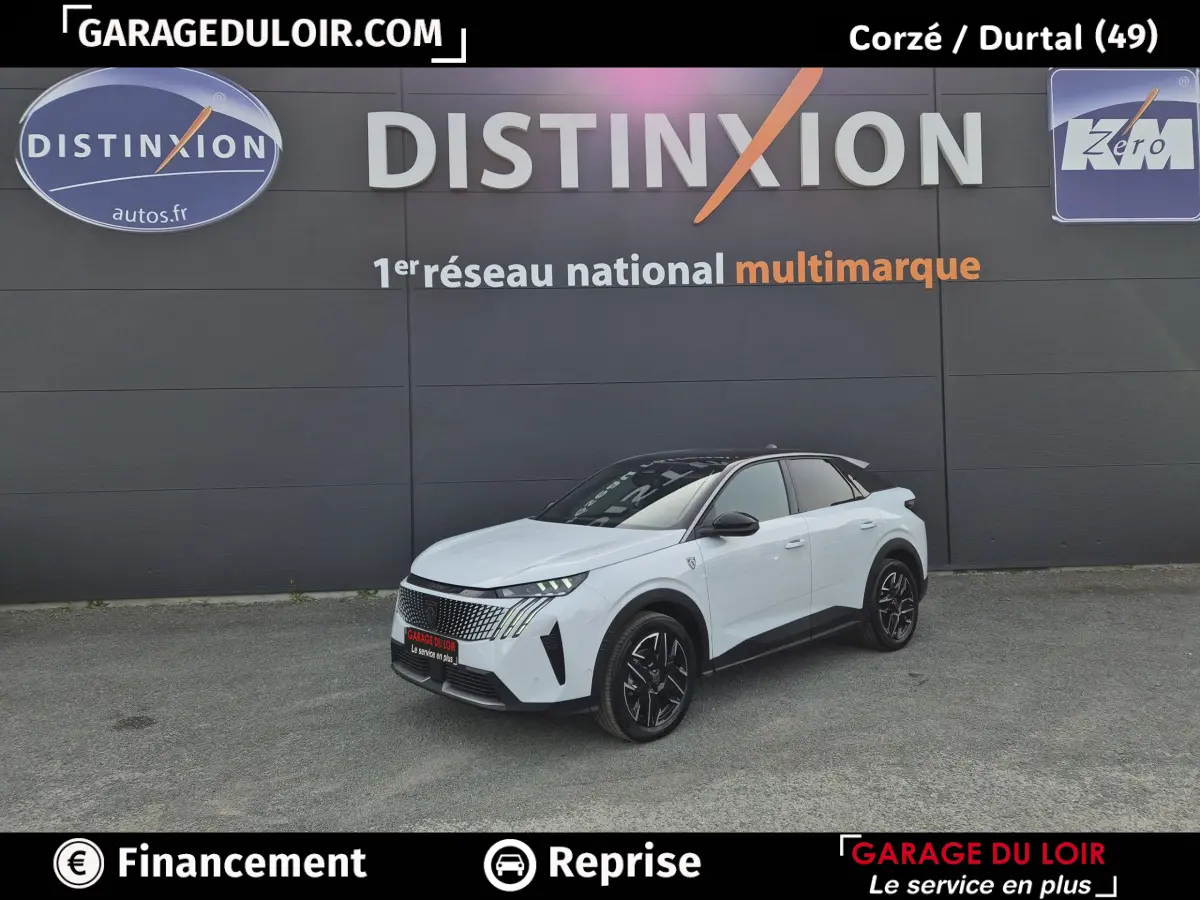 Vue 3/4 avant d'un Peugeot 3008 blanc avec toit noir et jantes noires, devant un mur gris avec logo Distinxion.