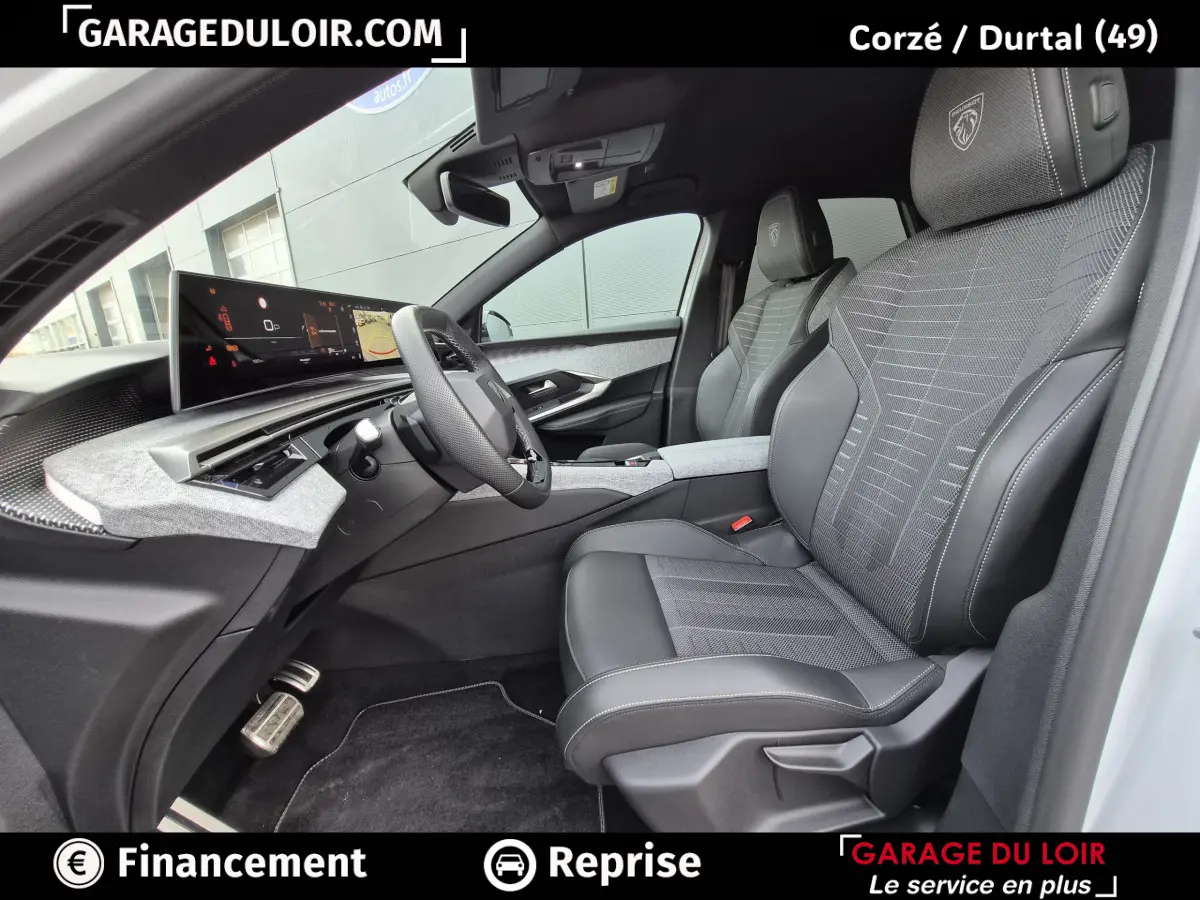 Intérieur avant droit du Peugeot 3008 blanc 2025, sièges tissu et cuir gris avec logo Peugeot brodé.