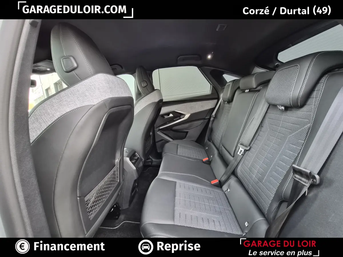 Vue intérieure arrière droite des sièges noirs en tissu et cuir du Peugeot 3008 1.2 Hybrid 145 GT 2025.