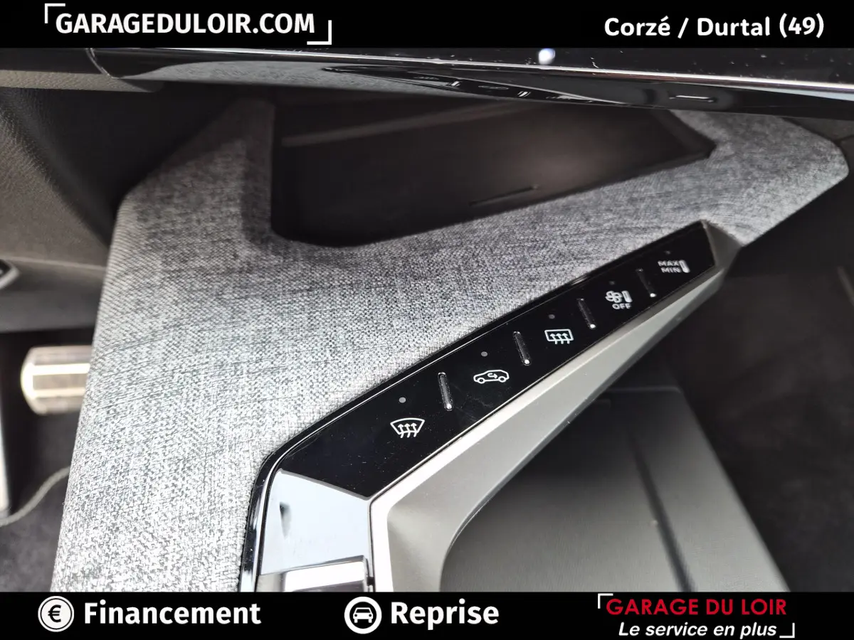 Gros plan sur la console centrale grise texturée avec commandes tactiles noires du Peugeot 3008 blanc 2025.