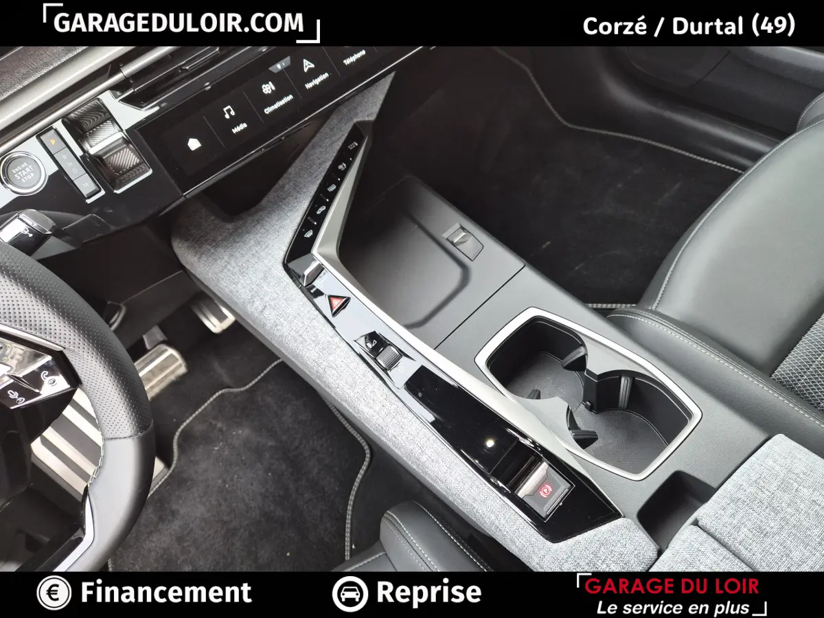 Vue intérieure côté passager de la console centrale noire et grise avec écran tactile et volant partiel de la Peugeot 3008 blanc.