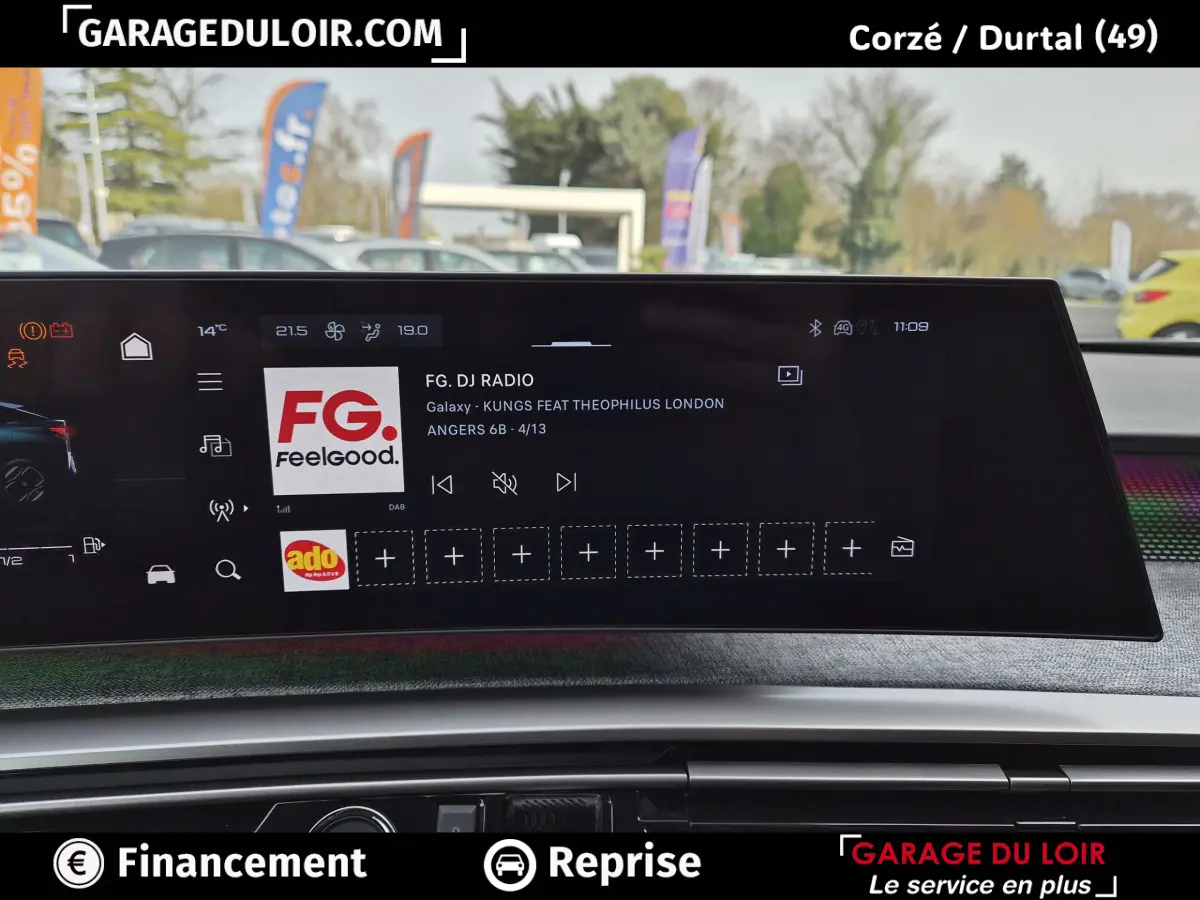 Vue intérieure du tableau de bord du Peugeot 3008 blanc 2025, avec écran tactile multifonctions allumé.