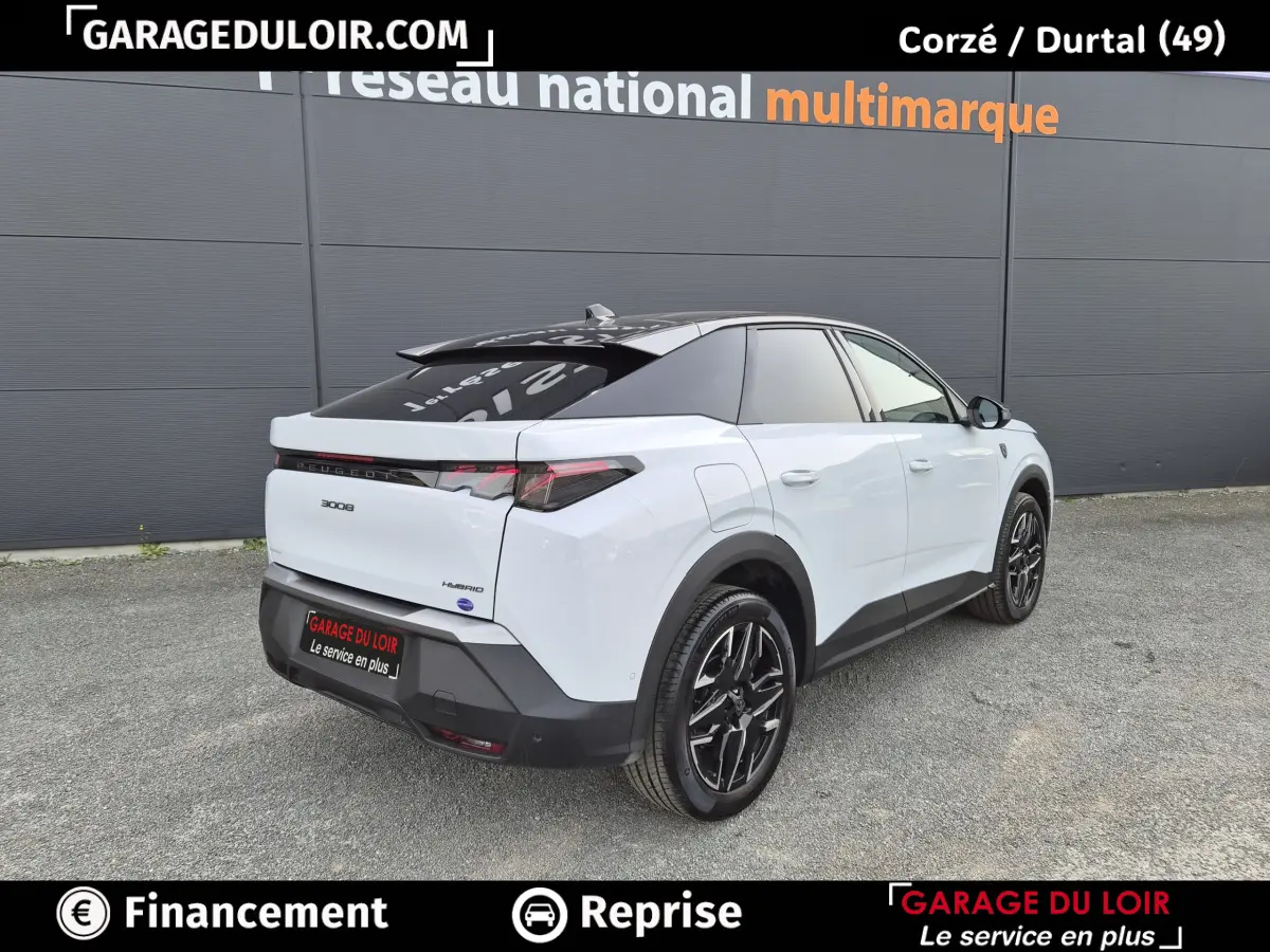 Peugeot 3008 blanc vue 3/4 arrière droit, toit noir contrasté et jantes alliage noires, stationné devant un mur gris.