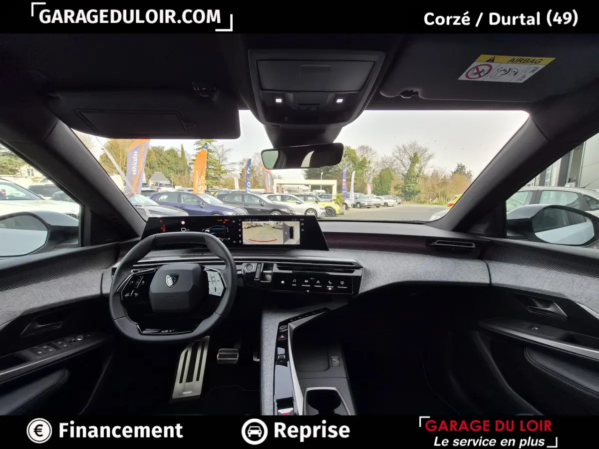 Vue intérieure avant du Peugeot 3008 blanc 2025, tableau de bord moderne avec écran tactile large et volant compact.