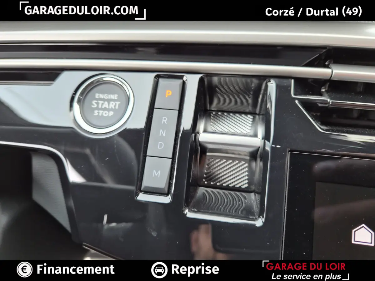 Détail de la console centrale noire brillante du Peugeot 3008 blanc, avec bouton Start/Stop et commandes de boîte automatique.