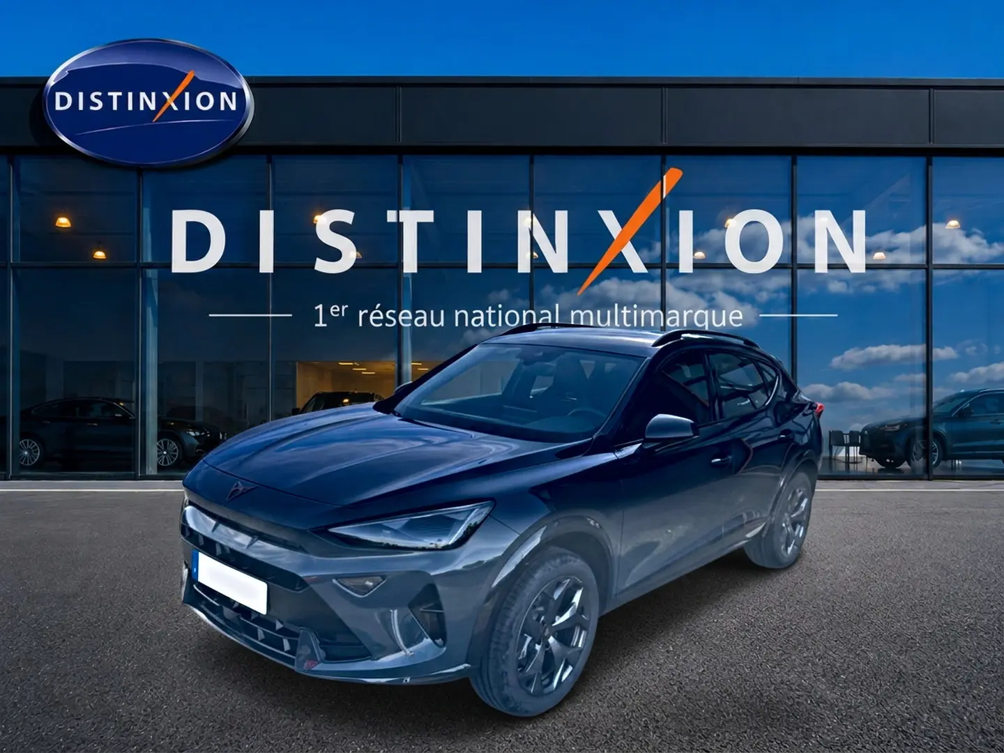 Vue 3/4 avant d'un CUPRA Formentor 1.5 etsi hybrid bleu fjord garé devant une vitrine Distinxion.