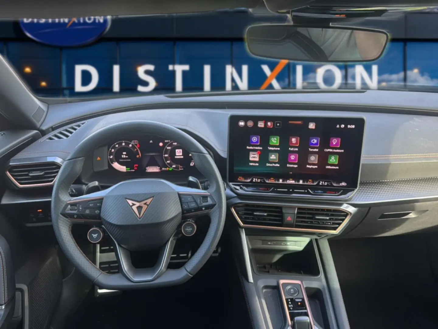 Vue intérieure frontale du poste de conduite du CUPRA Formentor bleu fjord avec volant sport et écran tactile central.