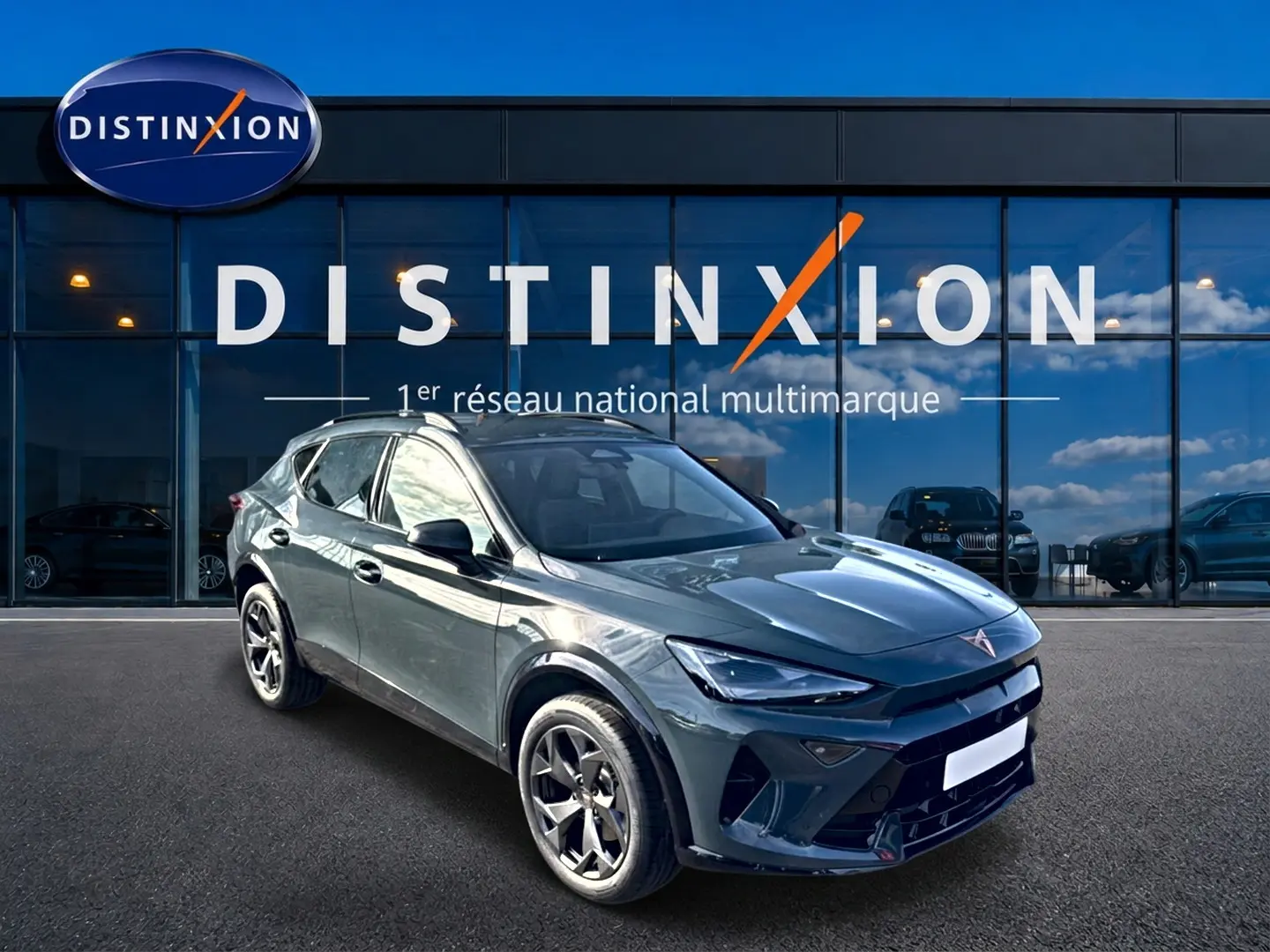 SUV CUPRA Formentor bleu fjord en 3/4 avant droit, avec jantes 18 pouces et calandre distinctive noire.