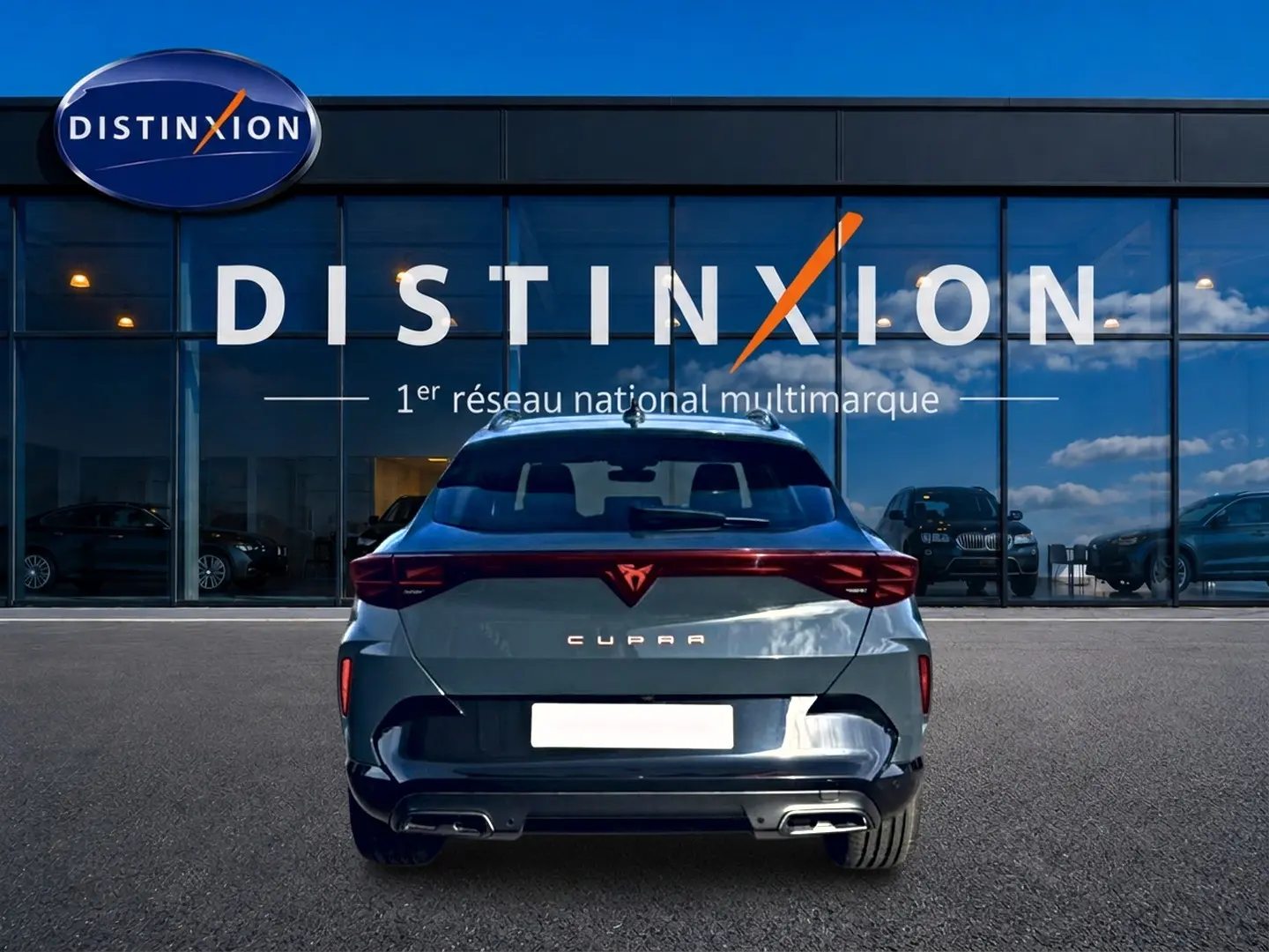 Vue arrière d'un CUPRA Formentor bleu fjord 2026 avec double sortie d'échappement et feux arrière LED continus.