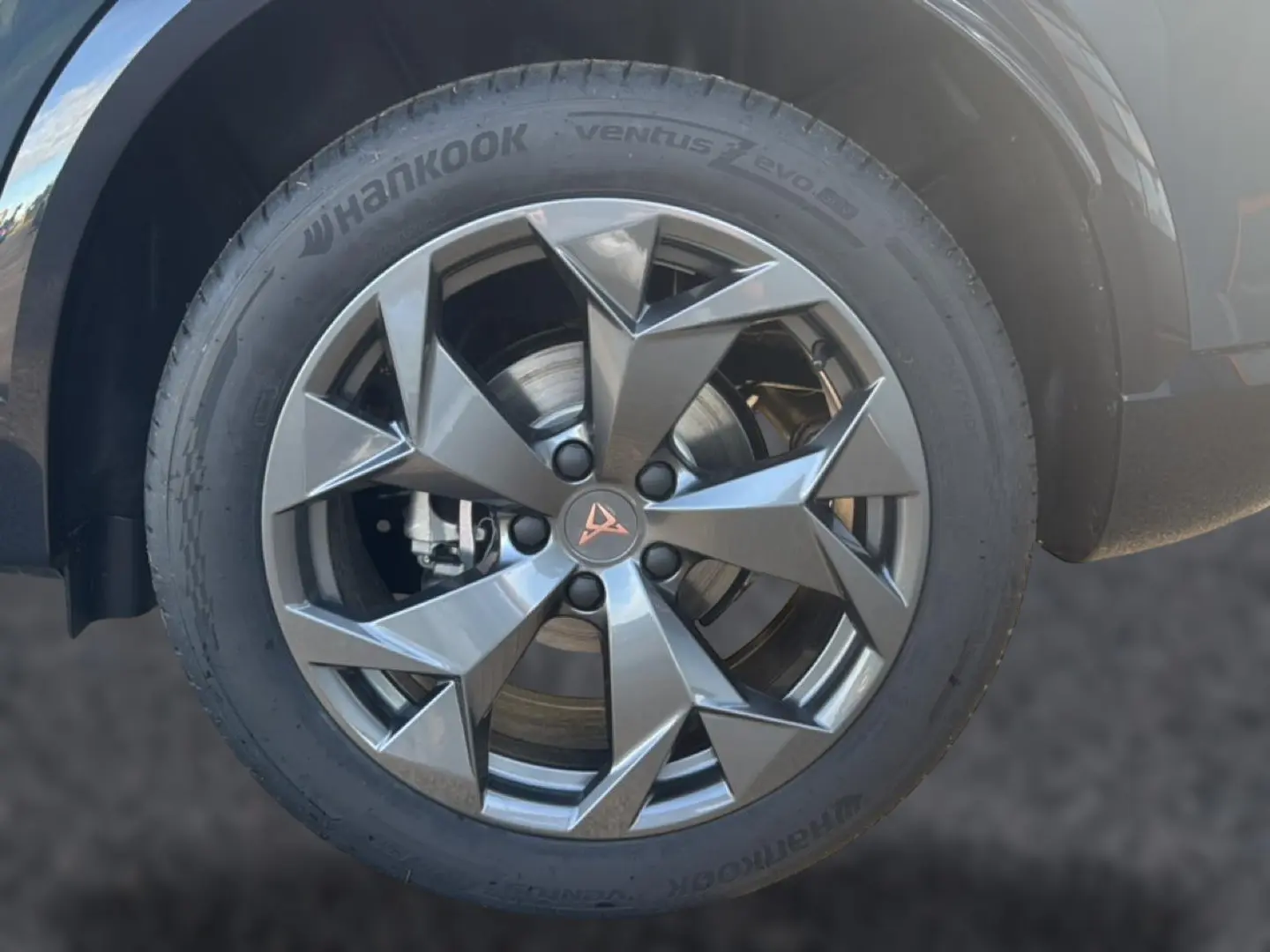 Gros plan sur la roue avant droite du CUPRA Formentor 1.5 etsi hybrid 2026 avec jante gris foncé et logo CUPRA central.