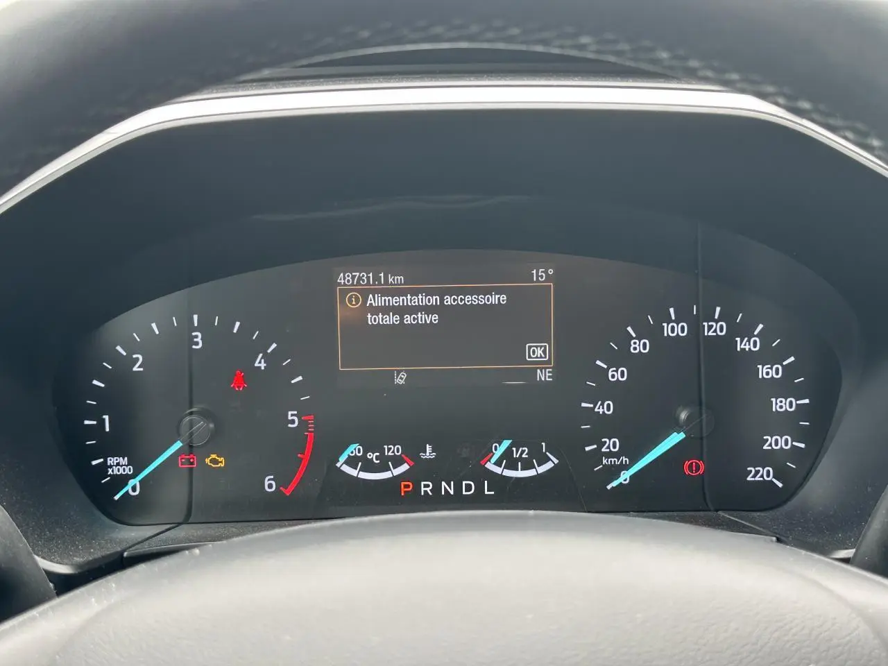 Tableau de bord du Ford Kuga gris solaire 2020, affichage numérique avec compte-tours et vitesse, vue frontale rapprochée.