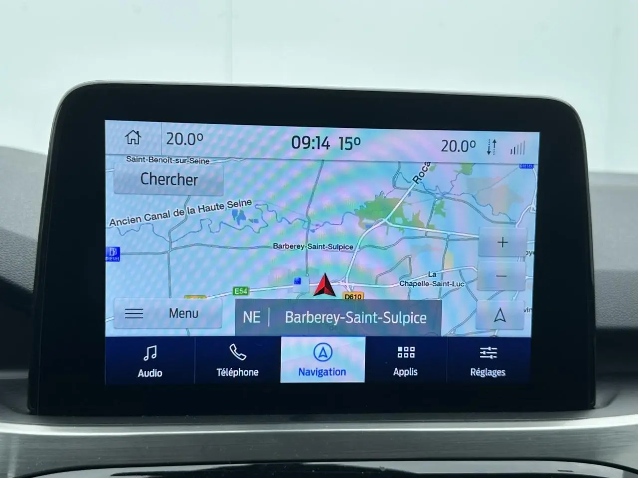 Écran tactile du système de navigation Ford SYNC 3 affichant une carte, dans un Ford Kuga gris solaire.