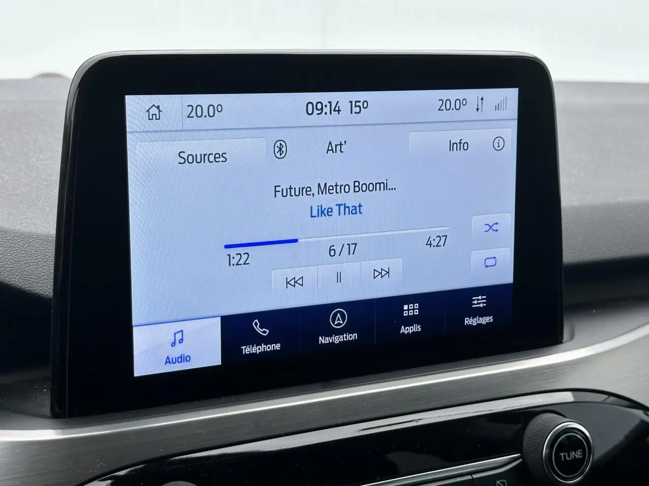Écran tactile central du Ford Kuga 2020 affichant la lecture musicale et les options de navigation en intérieur.