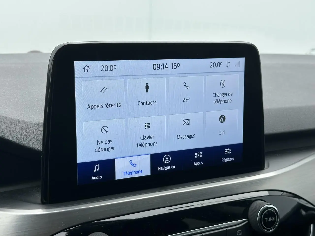 Écran tactile central du Ford Kuga gris solaire 2020 affichant le menu téléphone avec options récentes et contacts.