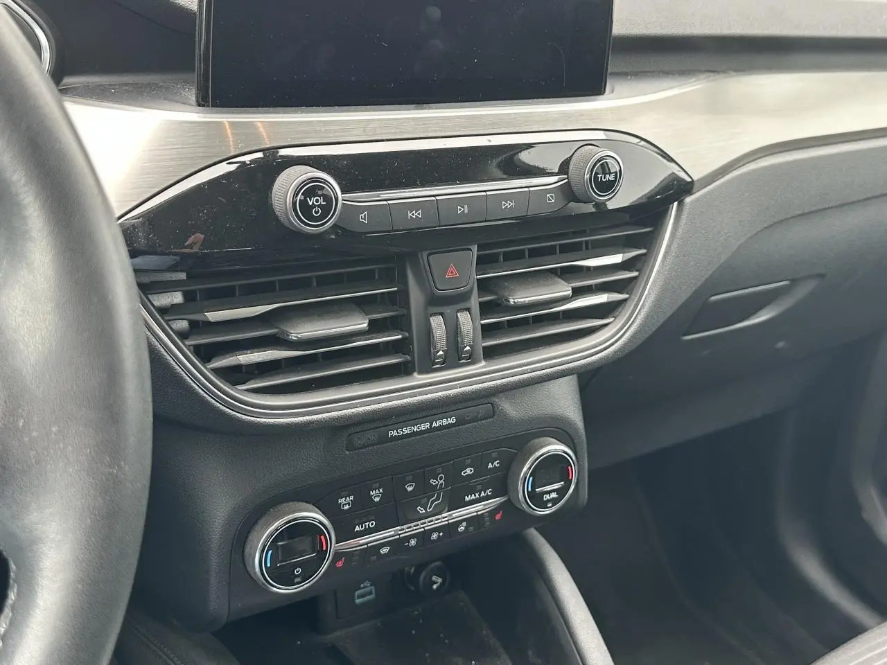 Tableau de bord du Ford Kuga gris solaire 2020, vue centrée sur la console centrale avec commandes clim et audio.