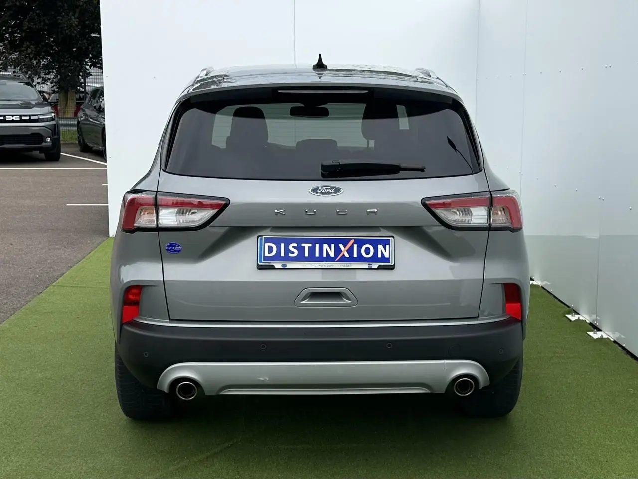 Vue arrière du Ford Kuga gris solaire 2020 avec feux LED et double sortie d'échappement intégrée.