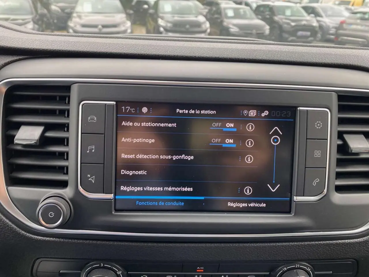 Écran tactile central du Peugeot Expert Fourgon blanc 2023 montrant les réglages d'aide à la conduite.