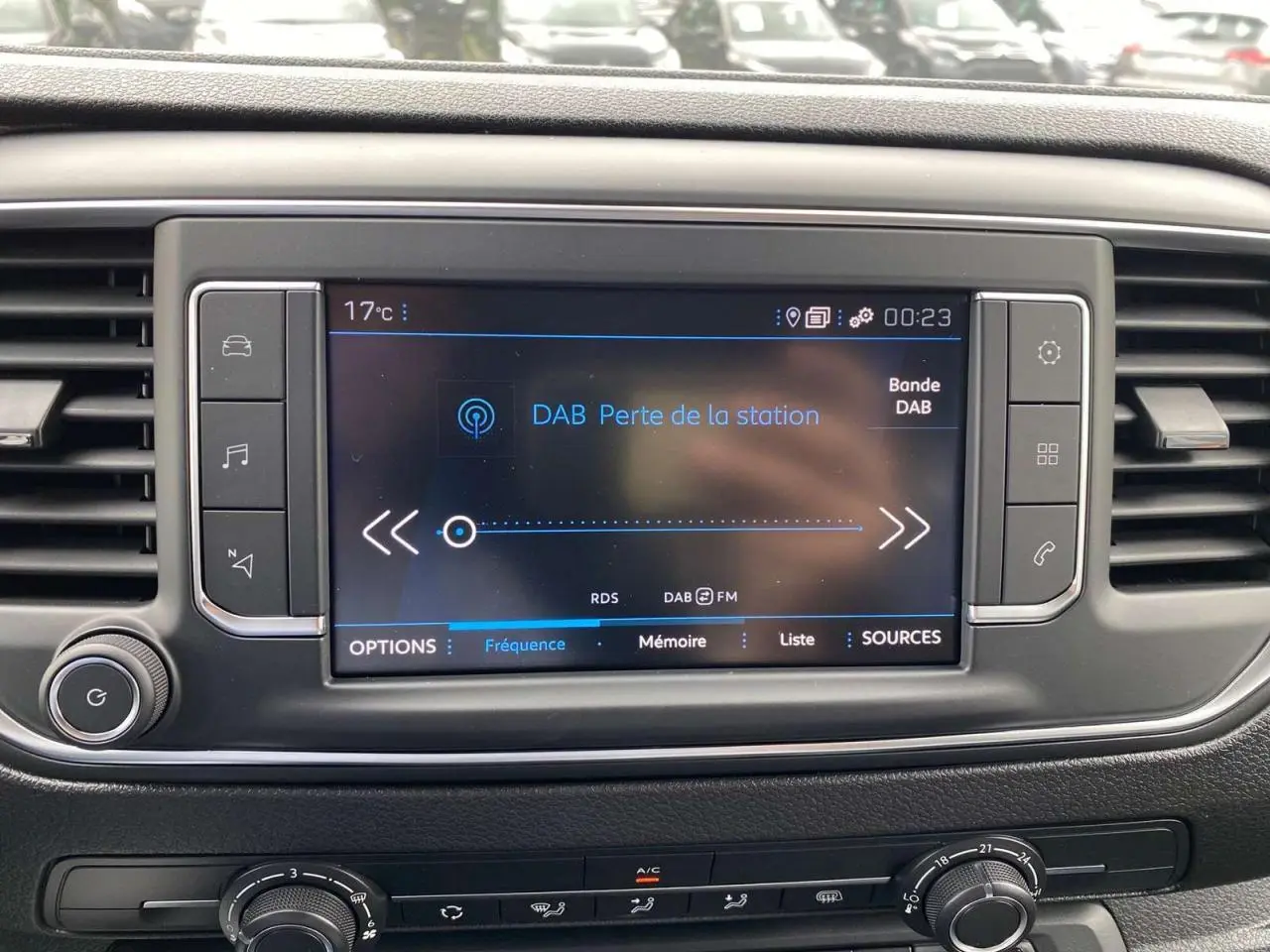 Écran tactile 7 pouces du Peugeot Expert Fourgon blanc 2023 affichant la radio DAB en intérieur véhicule.