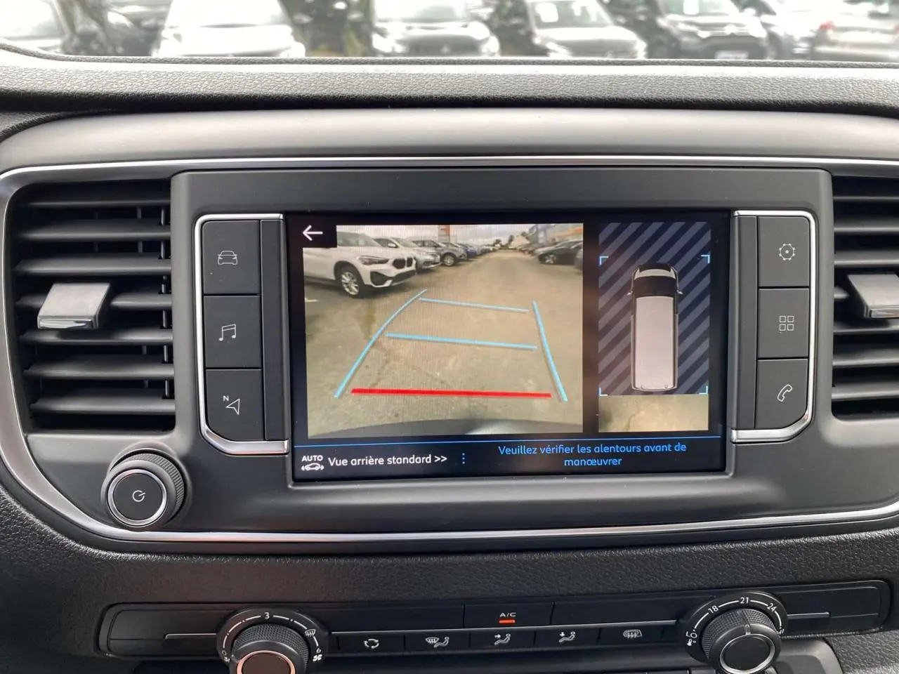 Écran tactile central du Peugeot Expert Fourgon 2023 montrant la caméra de recul avec vue 180° et affichage 3D.