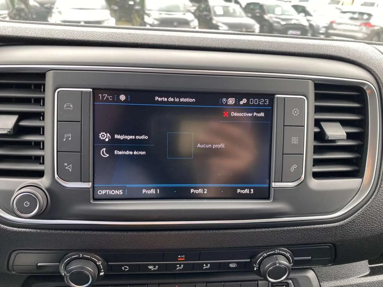 Écran tactile central du tableau de bord du Peugeot Expert Fourgon blanc 2023, avec commandes audio et climatisation visibles.