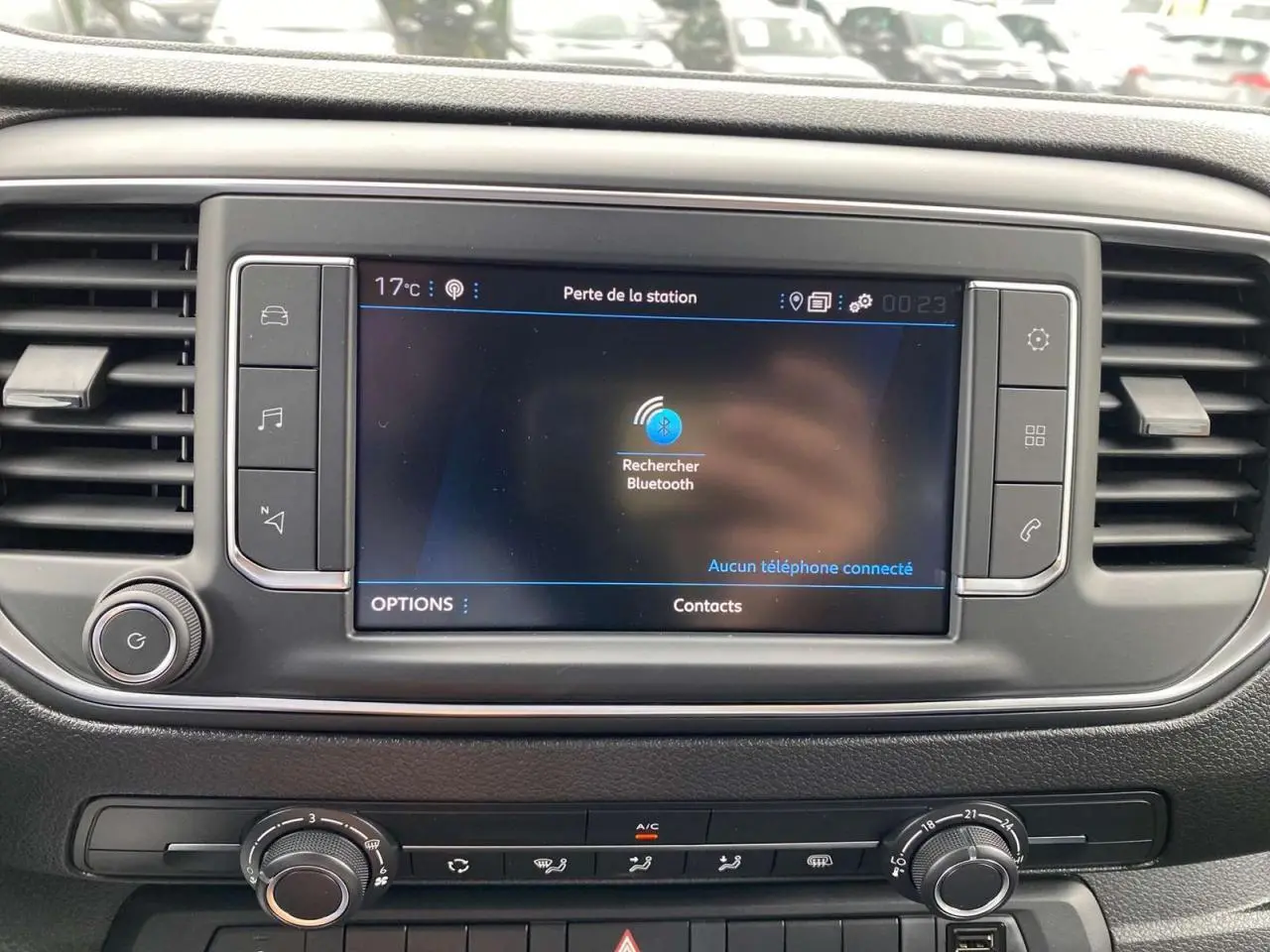 Écran tactile central du tableau de bord du Peugeot Expert Fourgon blanc 2023 avec commandes climatisation et Bluetooth.