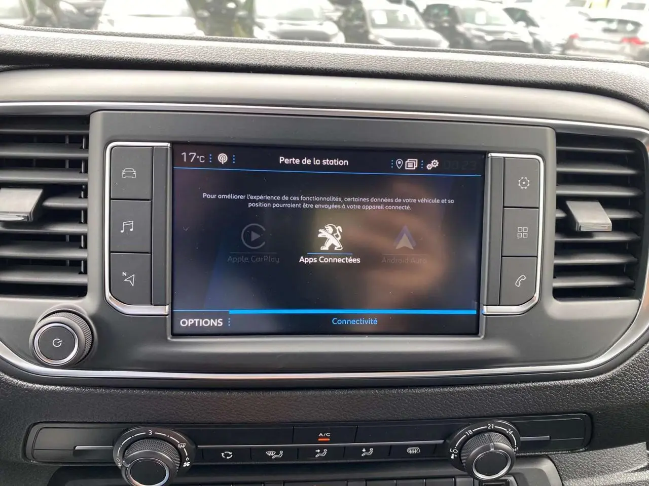 Écran tactile central 7 pouces du Peugeot Expert Fourgon blanc 2023, avec commandes de climatisation en dessous.