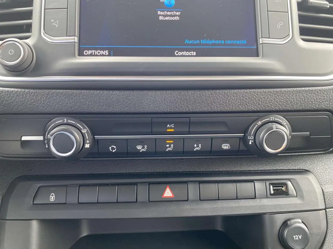 Tableau de bord du Peugeot Expert Fourgon 2023 montrant la climatisation manuelle et l'écran tactile central