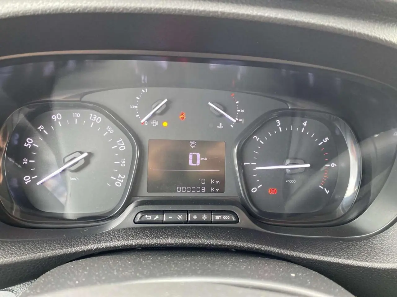 Tableau de bord du Peugeot Expert Fourgon 2023 avec compteur digital et compte-tours analogique en gros plan.