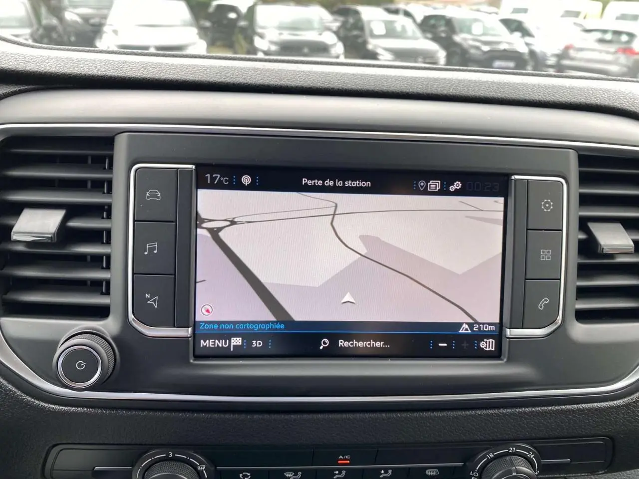 Écran tactile 7 pouces du Peugeot Expert Fourgon blanc 2023 affichant la navigation 3D sur le tableau de bord.