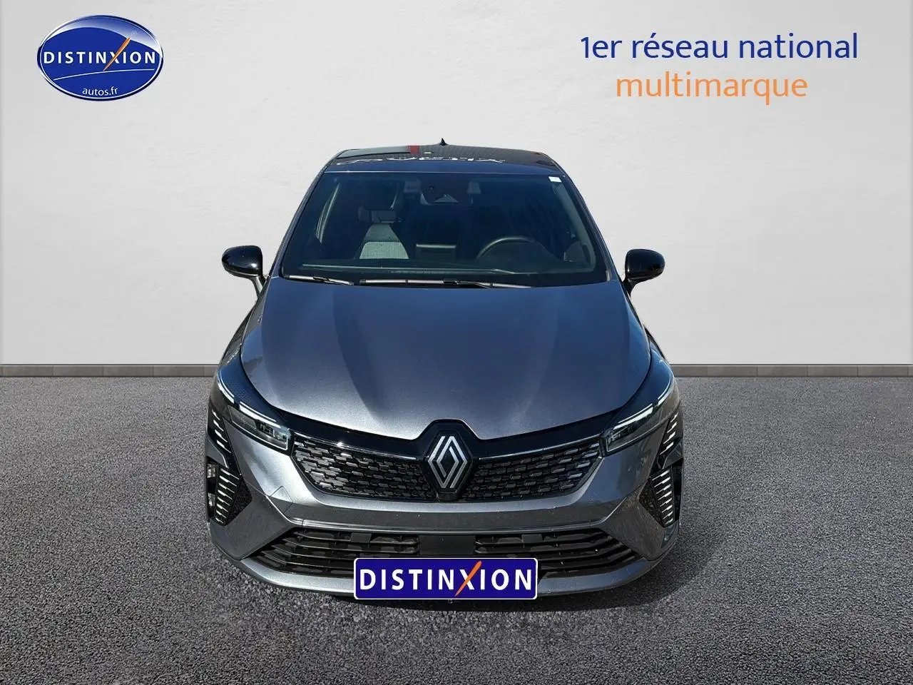 Renault Clio V 1.0 TCe 90 Techno gris pizarra vue de face avec calandre noire et logo Renault visible.