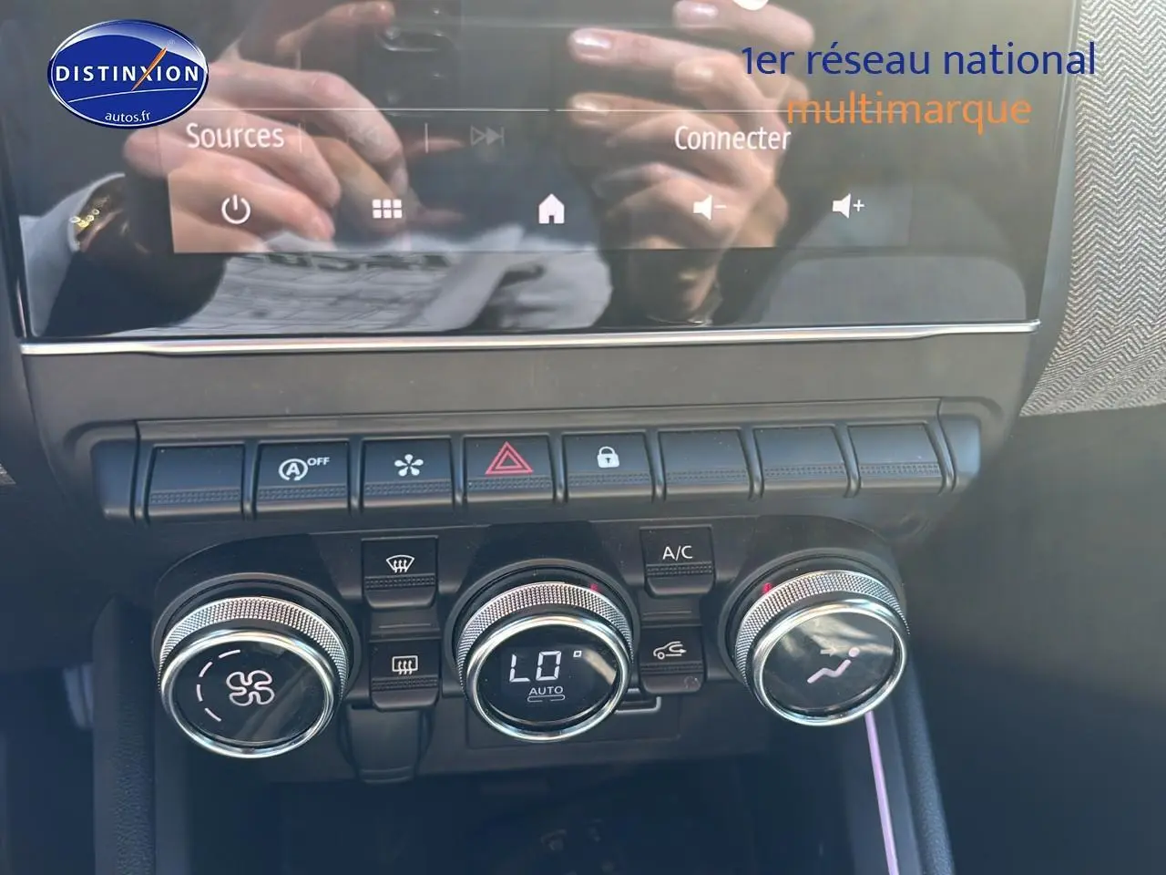 Détail de la console centrale de la Renault Clio V gris pizarra, avec commandes de climatisation et écran tactile.