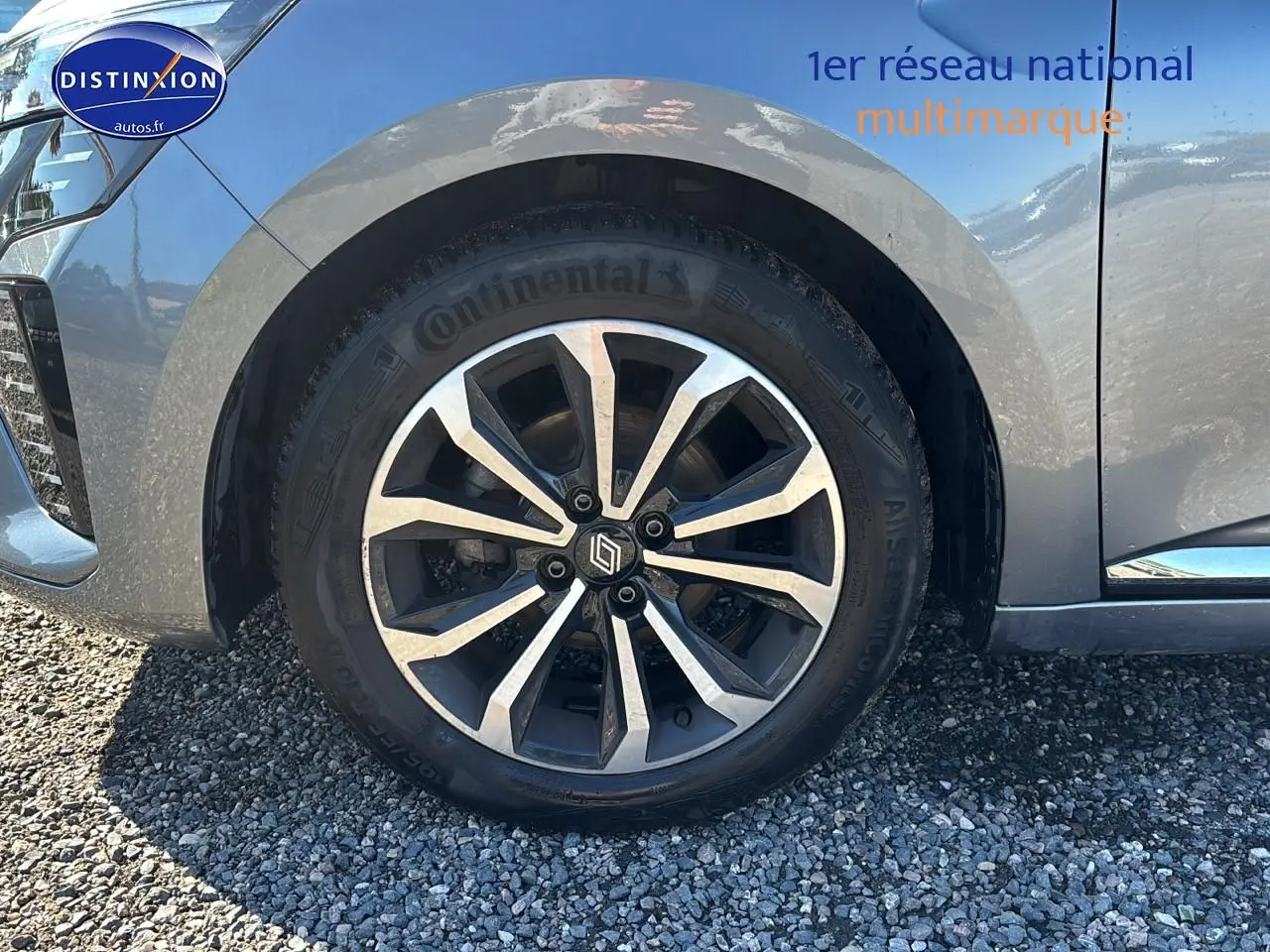 Gros plan sur la jante alliage 16 pouces Boavista Black gris pizarra côté avant droit de la Renault Clio V 2024.