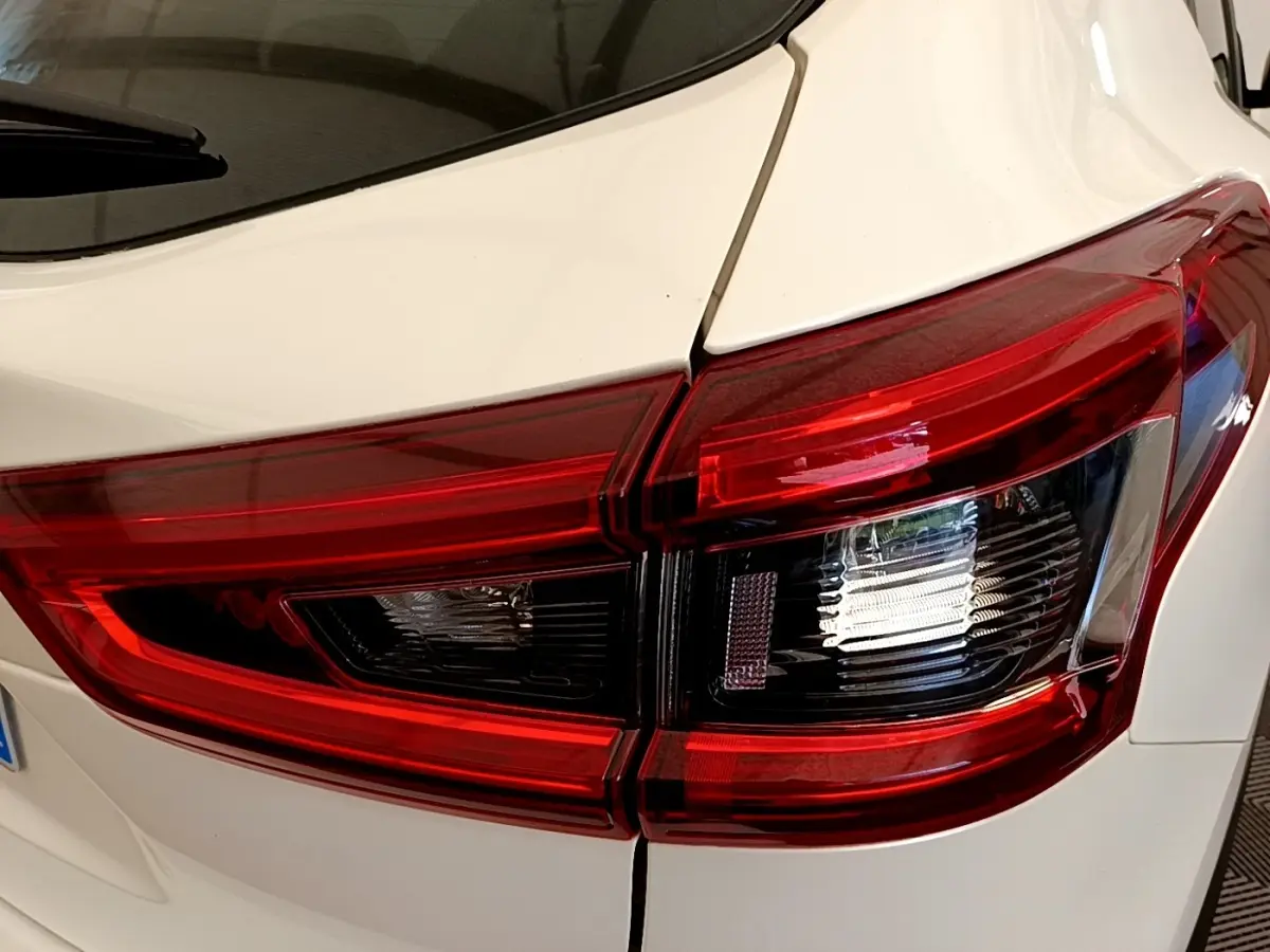Gros plan sur le feu arrière droit rouge et blanc du Nissan Qashqai blanc 2019, version Tekna.