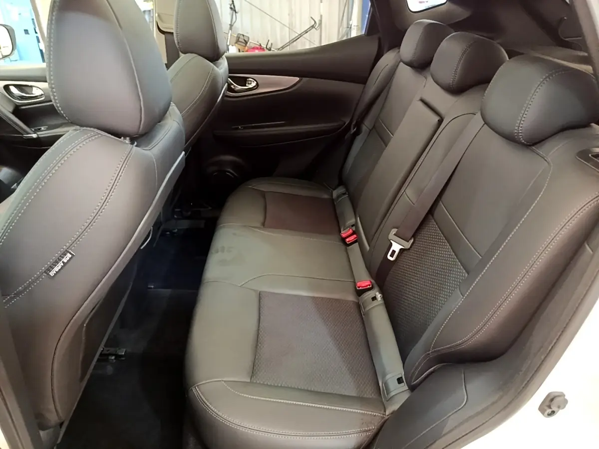 Vue côté droit de la banquette arrière noire en cuir du Nissan Qashqai 1.3 DIG-T 140 Tekna 2019, avec ceintures et appuie-têtes.