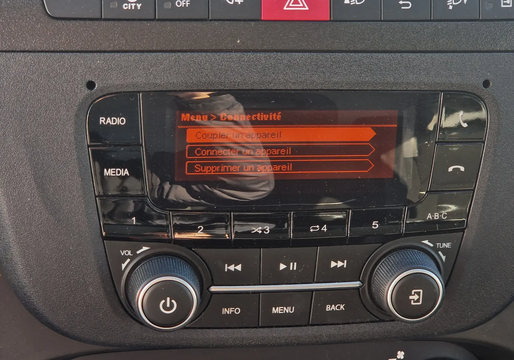 Détail du tableau de bord du fourgon Iveco Daily 2022 montrant l'écran de connectivité et les commandes audio.