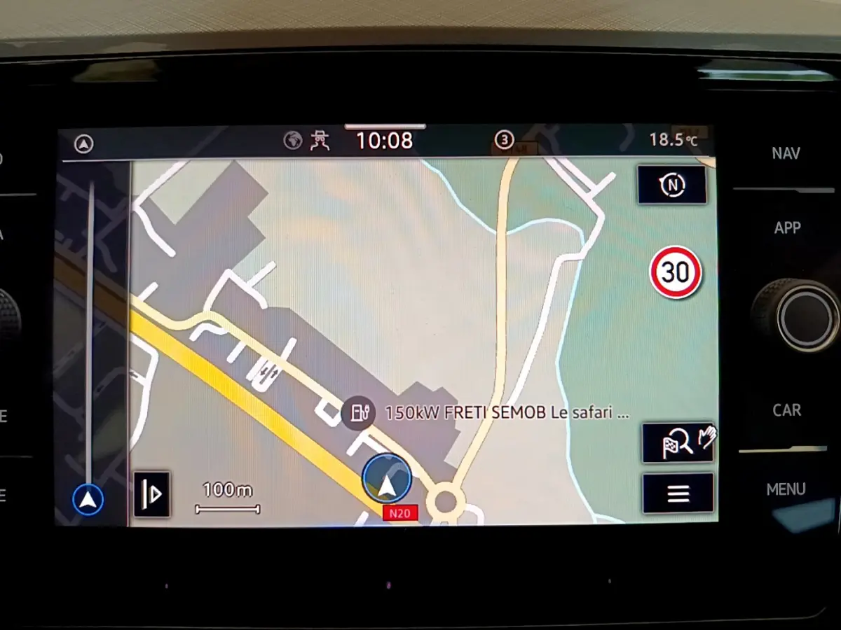Écran tactile du système de navigation de la Volkswagen Passat 2.0 TDI, affichant une carte routière en intérieur.
