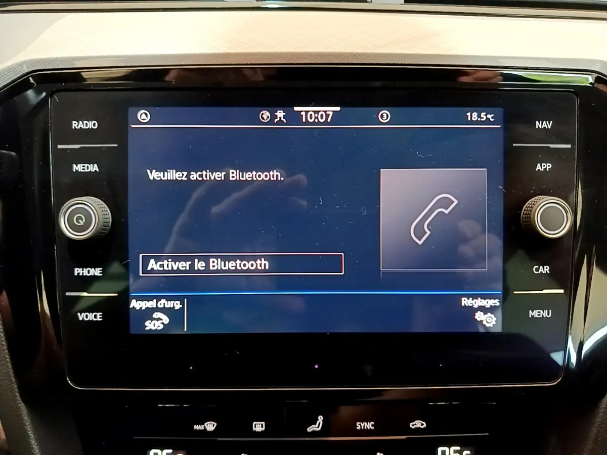 Écran tactile central de la Volkswagen Passat gris foncé 2021 affichant l'activation du Bluetooth.